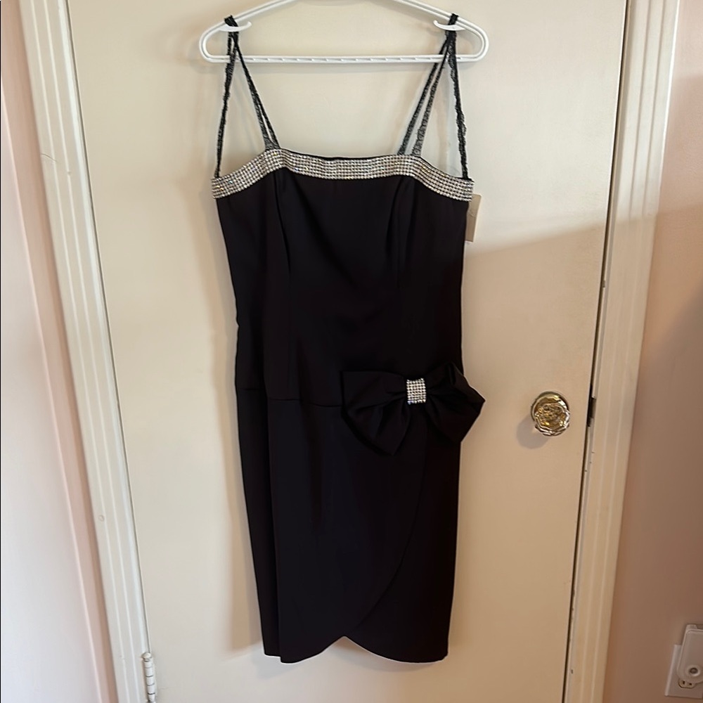 Elegant Black Dress with Bow Detail